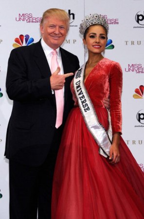 Orgulloso, Donald Trump, posó para las cámaras con la ganadora del certamen.