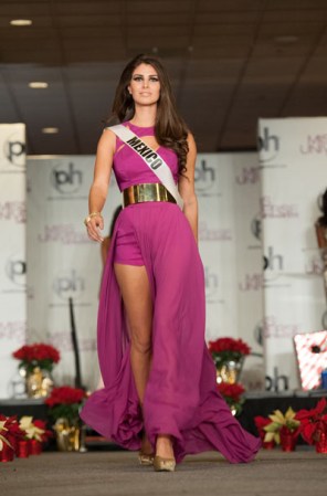 Desfilando en Miss Universo, como parte de las pruebas para la gran gala del 19 de diciembre