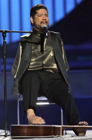 2005.- El legendario y asombroso Tony Melendez, que nació sin brazos, interpreta un tema en 2005 con sus pies.