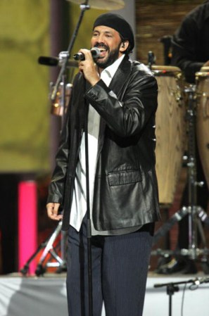 Juan Luis Guerra en Miami, 2005, compartiendo sus ritmos pegadizos y optimistas.