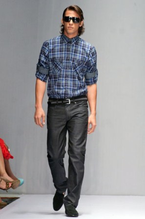 Diseños por Jon Sonen, en el desfile de modas "DominicanaModa 2012".
