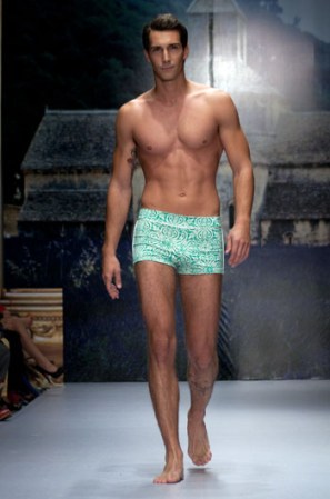 Diseños por Larissa Salcedo, en el desfile de modas "DominicanaModa 2012".