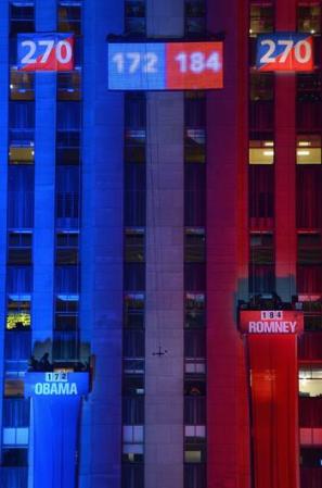 El conteo de los votos electorales era mostrado en la fachada del edificio del Rockefeller Center.