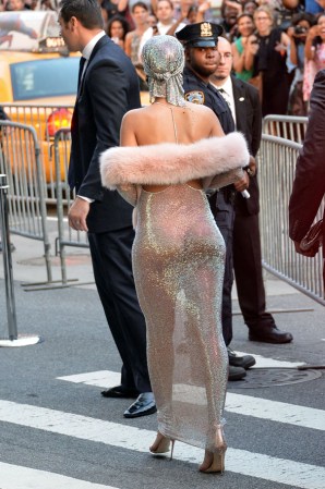 La cantante Rihanna despertó sensación en la premiación de modas del Consejo de Diseñadores de Moda de Estados Unidos, en Nueva York. He aquí las imágenes del controversial vestido.