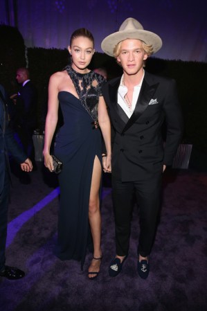 Gigi Hadid y Cody Simpson en la 2015 Annual Elton John AIDS Foundation Oscar Party.