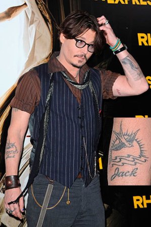 Jhonny Depp. El famoso actor originario de Kentucky rinde homenaje a su personaje Jack Sparrow con uno de los muchos tatuajes que tiene.