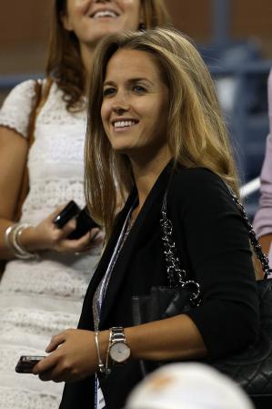 Kim Sears sonríe durante un partido donde observa a su novio, Andy Murray.