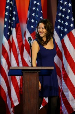Melanie Donnelly cantó el himno nacional durante el evento de la noche electoral que realizó la campaña de Mitt Romney's en el Centro de Convenciones de Boston.