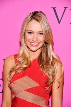 La rubia Katrina Bowden es una bella actriz con una sonrisa que impacta.
