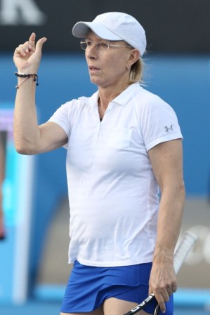 Martina Navratilova, una tenista de origen checoslovaco, perdió poco tiempo después de convertirse en ciudadana de los EEUU en 1981 para anunciar a todo el mundo que ella era gay.