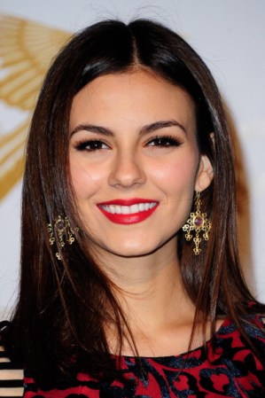 Victoria Justice usa el rojo con orgullo y disfruta de la atención. Es uno de los colores predilectos de la primavera, si tienes la piel apiñonada, escoge rojos con ciruela para obtener el mejor tipo de impacto.