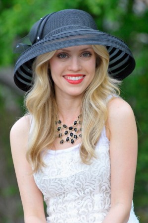 Camille Cothron siempre femenina, nunca aburrida, asistió al Kentucky Derby Festival con este sombrero veraniego con transparencias.