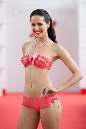 Si eres muy delgada tu traje ideal es el bikini con volantes o lazos a los costados.