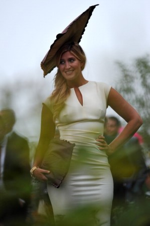 En el festival Royal Ascot, una dama de la alta sociedad presumió este original sombrero de ala ancha.