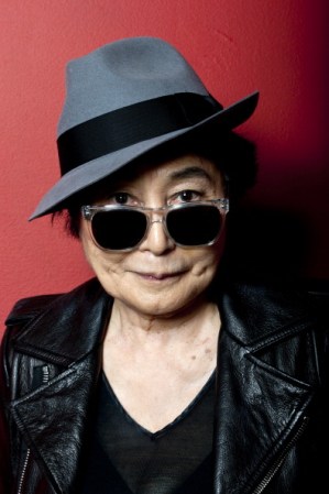 Yoko Ono lució un Fedora combinándolo con un conjunto rocker de chamarra de cuero y gafas oscuras.