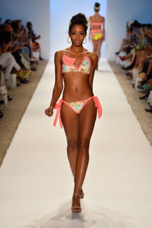 Una modelo presenta una creación de traje de baño de la diseñadora de moda Nicolita durante la Semana de la Moda Mercedes-Benz Swim 2014 en el hotel Raleigh, Miami Beach.