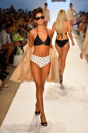 Una modelo presenta una creación de traje de baño de la diseñadora de moda Nicolita durante la Semana de la Moda Mercedes-Benz Swim 2014 en el hotel Raleigh, Miami Beach.