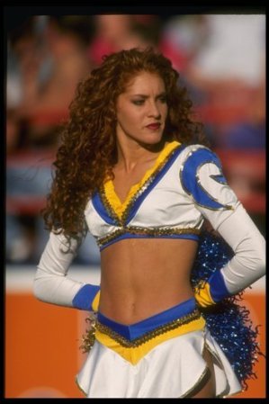 Ya en 1993 el uniforme de los Rams, que enseñaba más, y las melenas, que se llevaban con rizos más estructurados habían cambiado.