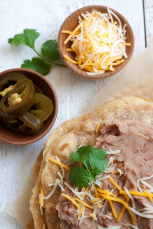 Contienen carbohidratos complejos, por lo que no afectarán tus niveles de azúcar. Y si estas de antojo son perfectas con un poco de queso. Y si lo que buscas es algo dulce puedes ponerles algo de jarabe de miel y canela y también son deliciosas.