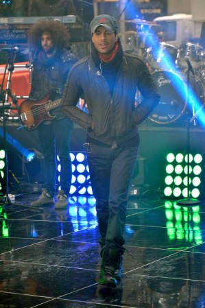 Enrique dio lo mejor de sí al cantar dos de sus nuevos temas y se metió al público en el bolsillo.