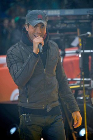 Simpático, guapo, sexy y buen cantante, así lo vieron sus fanáticas de NY.