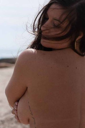 Victoria Valentine James tuvo que renunciar a ser maestra de inglés debido a que se dieron a conocer sus fotos picantes en internet. Y ahora vende sus encantos al desnudo.