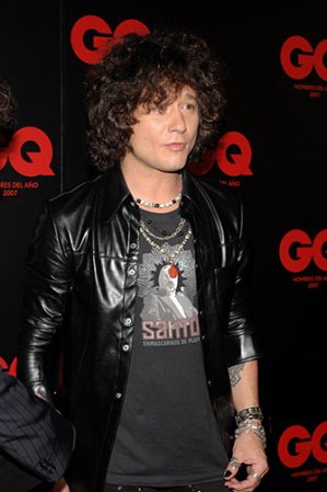 Enrique Bunbury. Cantante español que tiene tatuado el logotipo de su antiguo grupo (los Héroes del Silencio) y varios símbolos místicos.