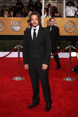 Para la entrega de los Premios SAG, en el 2009, Diego Luna demostró que cuando hay que ir bien arreglado lo puede hacer, aunque no se peine ni rasure.