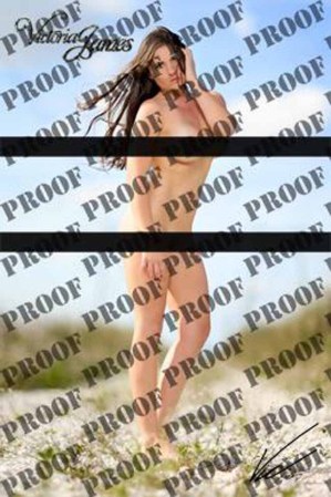 Esta es la foto de Victoria Valentine James como Dios la trajo al mundo que está a la venta.