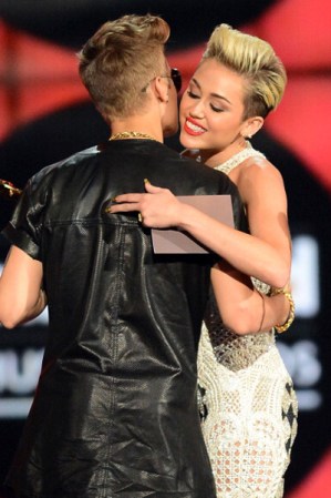 Todos se quedaron sorprendidos al ver el cálido abrazo que le dió Miley Cyrus a su amigo Justin Bieber. ¿Habrá amor?