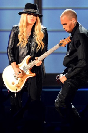 Los Billboard Music Awards no hubieran sido lo mismo sin el talento de Chris Brown que se puso a los pies de la guitarrista Orianthi.