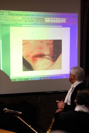 Fotografía de la víctima durante el juicio.