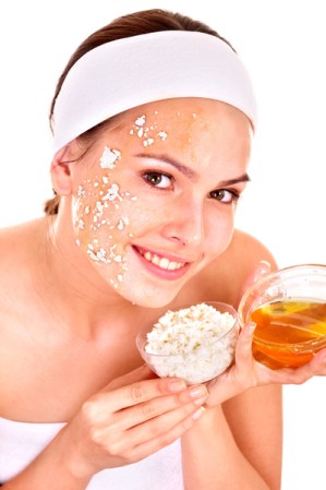 Exfoliantes. Cuida con qué productos te exfolias la piel. Por ejemplo, hacerlo con cremas de nueces puede resultar agresivo para tu piel, ya que estos frutos secos son de textura bastante irregular.