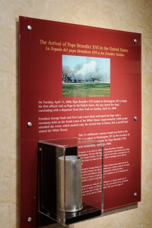 Esta es una cápsula de cañón utilizada durante la bienvenida que le dio el presidente George Bush al Papa Benedicto XVI en su visita a EEUU en 2008.
