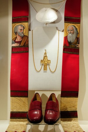 Los zapatos rojos de cuero han sido vestidos por los Papas desde los días del imperio romano. Juan Pablo II fue enterrado vistiendo sus zapatos rojos.
