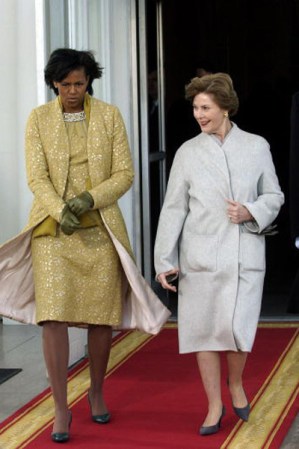 2009. Durante uno de sus primeros momentos fashion como Primera Dama, Michelle Obama eligió un vestido de color amarillo pálido y un abrigo a juego diseñado por Isabel Toledo. Combinó su traje con unos flats verdes y un par de elegantes guantes.