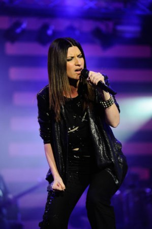 Laura Pausini, en enero su reciente sencillo con Alejandro Sanz "Víveme" llegó al Número 9 en la lista Latin Pop Airplay.