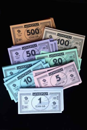 Monopoly tiene su origen en un juego de principios del siglo XX, The Landlord's Game creado por Elizabeth Maggie, del que se derivaron otros juegos de bienes raíces y el propio Monopoly.