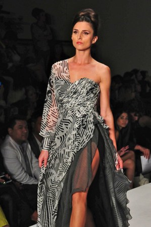 Los vestidos asimétricos brillaron en todo su esplendor en la pasarela de Nicolás Felizola.
