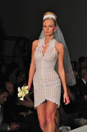 Si te casas en primavera opta por un mini vestido ceñido con escote halter. ¡Exquisito!