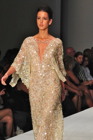 Los tonos nude y pasteles son tendencia esta temporada. El diseñador Nicolás Felizola le dió el toque glam a un vestido largo, con incrustaciones de lentejuelas. ¿Lo usarías?