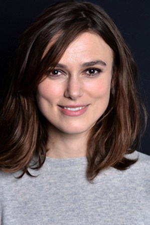 La protagonista de Anna Karenina: Keira Knightley, prefiere la melena midi peinada al natural. Si tienes este tipo de corte, ponte un vestido floreado y sal a pasear en un tarde soleada. ¡Te robarás las miradas!