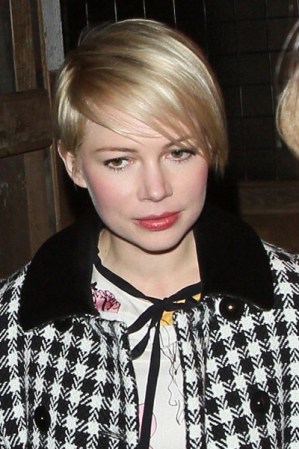 Michelle Williams ha sido muy elogiada con su corte de pelo ya que sabe equilibrar esta tendencia con prendas delicadas y femeninas. ¡Siempre se ve bien arreglada!