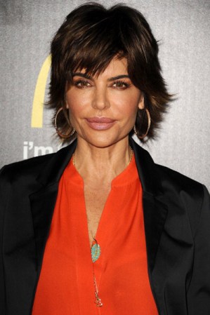 Ni muy corto, ni muy midi, la actriz Lisa Rinna luce juvenil y muy elegante con este peinado lacio, puntas hacia afuera y flequillo de lado. ¿Te lo cortarías así?