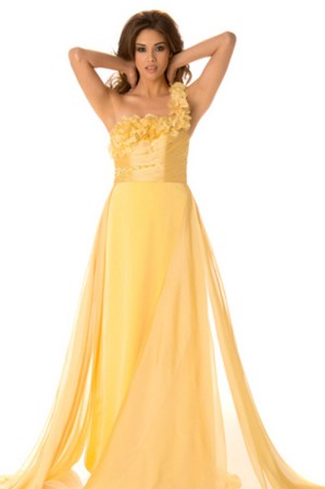 Miss El Salvador se decantó por un vestido amarillo napolitano que contrastó con su piel morena.