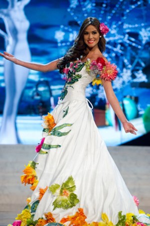Modelando su llamativo y colorido traje regional.