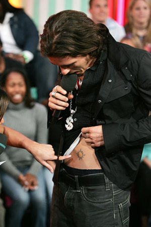 Orlando Bloom tiene un sol tatuado en la parte baja de su abdomen.