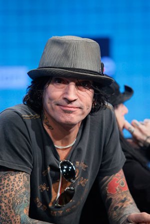 Tommy Lee es baterista de Motley Crue, una banda de hard rock cuyos integrantes tienen muchos tatuajes, pero el que gana en cantidad de tinta en la piel es él. Realmente tiene muchos.
