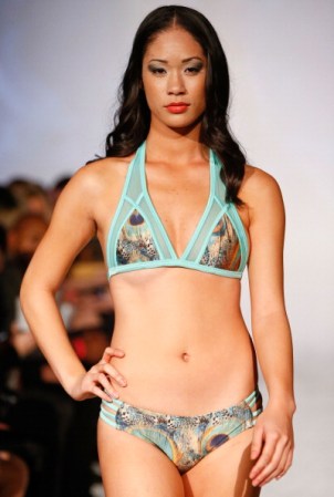 Para ganar un poco de volumen no te olvides de usar un bikini con estampado llamativo y colorido como el de la modelo.