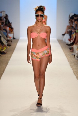 Una modelo presenta una creación de traje de baño de la diseñadora de moda Nicolita durante la Semana de la Moda Mercedes-Benz Swim 2014 en el hotel Raleigh, Miami Beach.